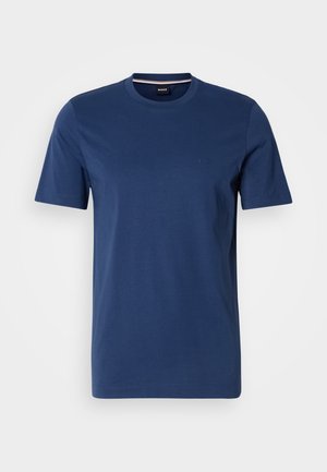 Temno modra bombažna majica s krožnim ovratnikom, kratkimi rokavi in subtilnim logotipom blagovne znamke na prsih. Gladka tekstura in običajen fit.