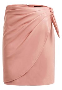 Mini jupe en cuir rose avec un design enveloppant, un ourlet asymétrique, des détails plissés et un nœud sur le côté. Fermeture éclair au dos.