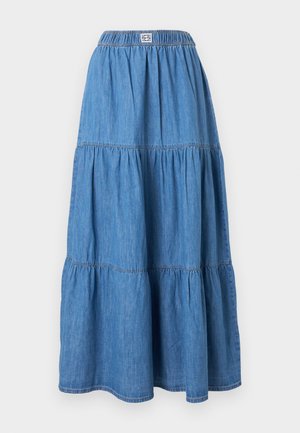 Μακριά φούστα από μπλε τζιν, σε επίπεδα, με ελαστική μέση και ραφές με πιέτες, παρουσιάζεται σε λευκό φόντο.