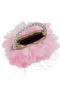 Borsa a tracolla fluffy rosa realizzata in tulle sovrapposto con un manico superiore metallico decorato con strass. Presenta un interno nero con zip.