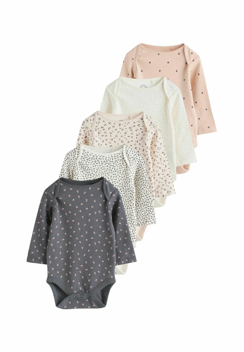 Fünf Langarm-Babybodys in verschiedenen Farben: grau mit kleinen Herzen, cremefarben mit Punkten, hellrosa mit Herzen und Tiermuster.