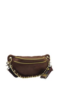 Sac taille en daim marron avec deux zippers dorés, un détail en chaîne dorée, et une bandoulière en tissu réglable avec un clip en métal.