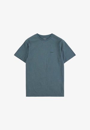 Kortärmad, mörk teal t-shirt med rund halsringning och liten "Makia"-logga på vänster bröst, visad mot vit bakgrund.