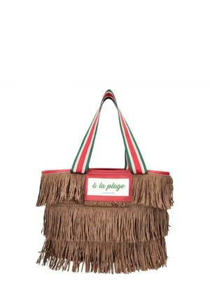 Fringe strandtote in bruin met een roze accent aan de bovenkant. Kenmerkt zich door groen en rode gestreepte handvatten en een merkpatch met de tekst "à la plage."