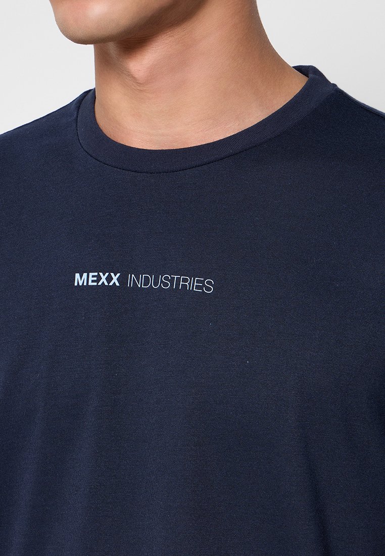 Donkerblauwe katoenen T-shirt met een ronde halslijn en de tekst "MEXX INDUSTRIES" in contrasterende witte letters op de voorkant.