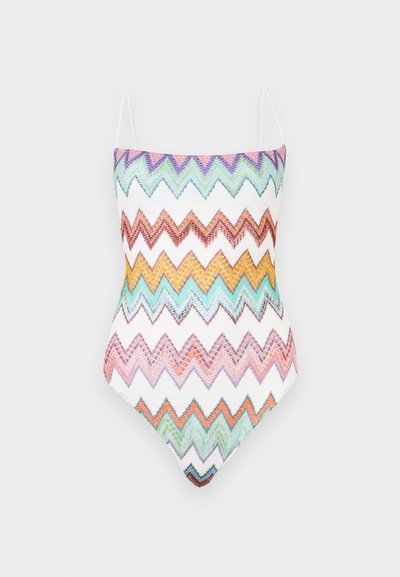 Ολόσωμο μαγιό με λεπτές τιράντες, διακοσμημένο με πολύχρωμα ζιγκ ζαγκ μοτίβα σε αποχρώσεις μωβ, πράσινου, πορτοκαλί, κίτρινου, μπλε και ροζ πάνω σε λευκό ύφασμα.