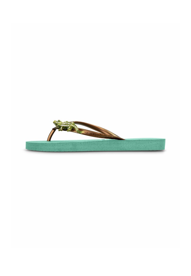 Tongs avec une semelle texturée vert menthe et des brides marron. Détail notable : un accent décoratif vert semblable à une grenouille sur la bride.