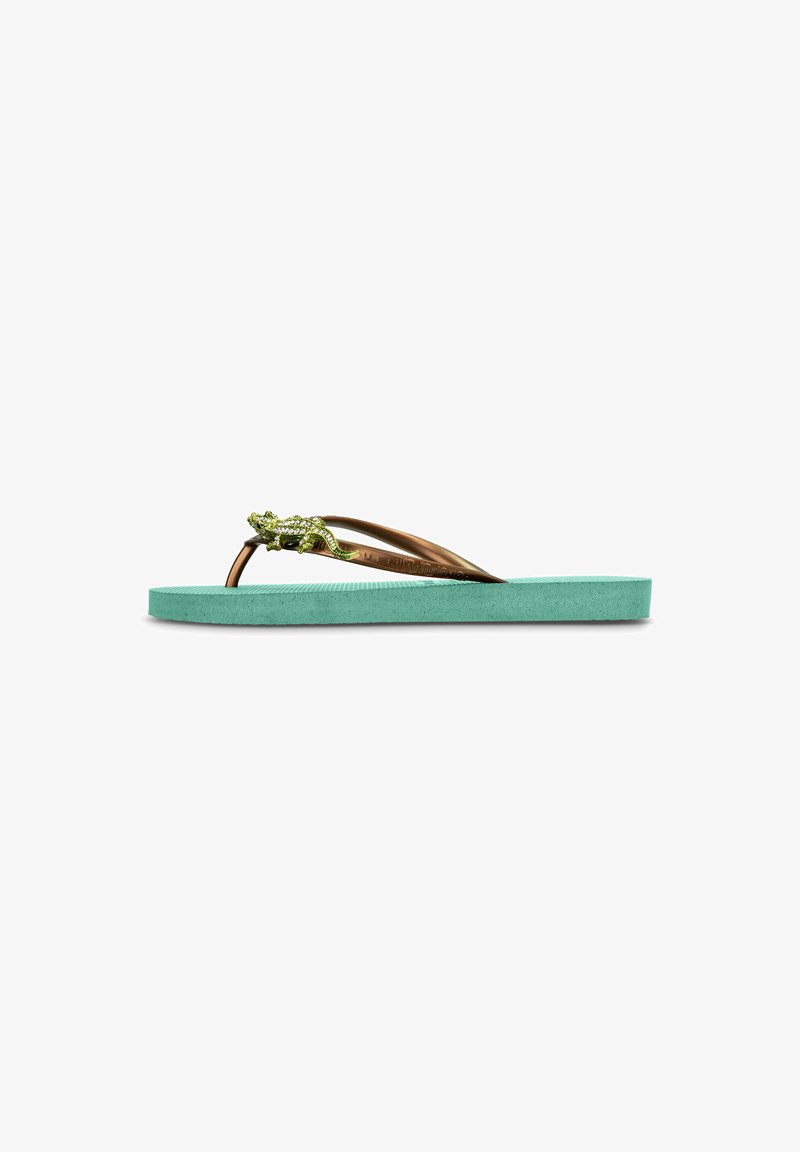 Tongs avec une semelle texturée vert menthe et des brides marron. Détail notable : un accent décoratif vert semblable à une grenouille sur la bride.