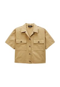 Chemise beige à manches courtes en coton, dotée d'un col à revers, de deux poches poitrine avec rabats et d'une fermeture à boutons sur le devant.