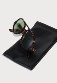 QUAY AUSTRALIA JET SET UNISEX - Sluneční brýle - tort yellow/forest