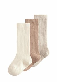 Drei Paar gestreifte Socken in Creme, Hellbraun und Beige. Jede Socke hat eine weiche Textur und einen umgekrempelten Rand.