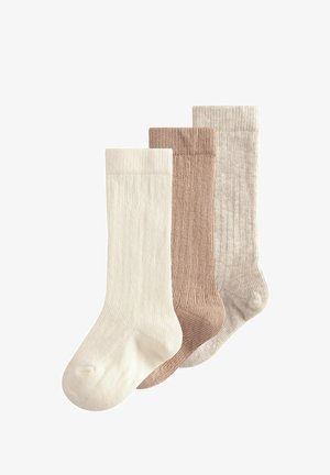 Tre paia di calze a coste in crema, marrone chiaro e beige. Ogni calza presenta una texture morbida e un bordo a manica.