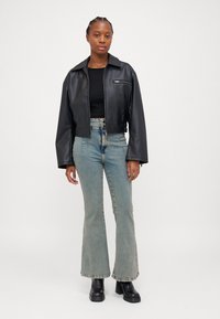 ONLY Petite ONLHUSH CORSAGE  - Kavbojke na trapez - dark blue denim overdyed