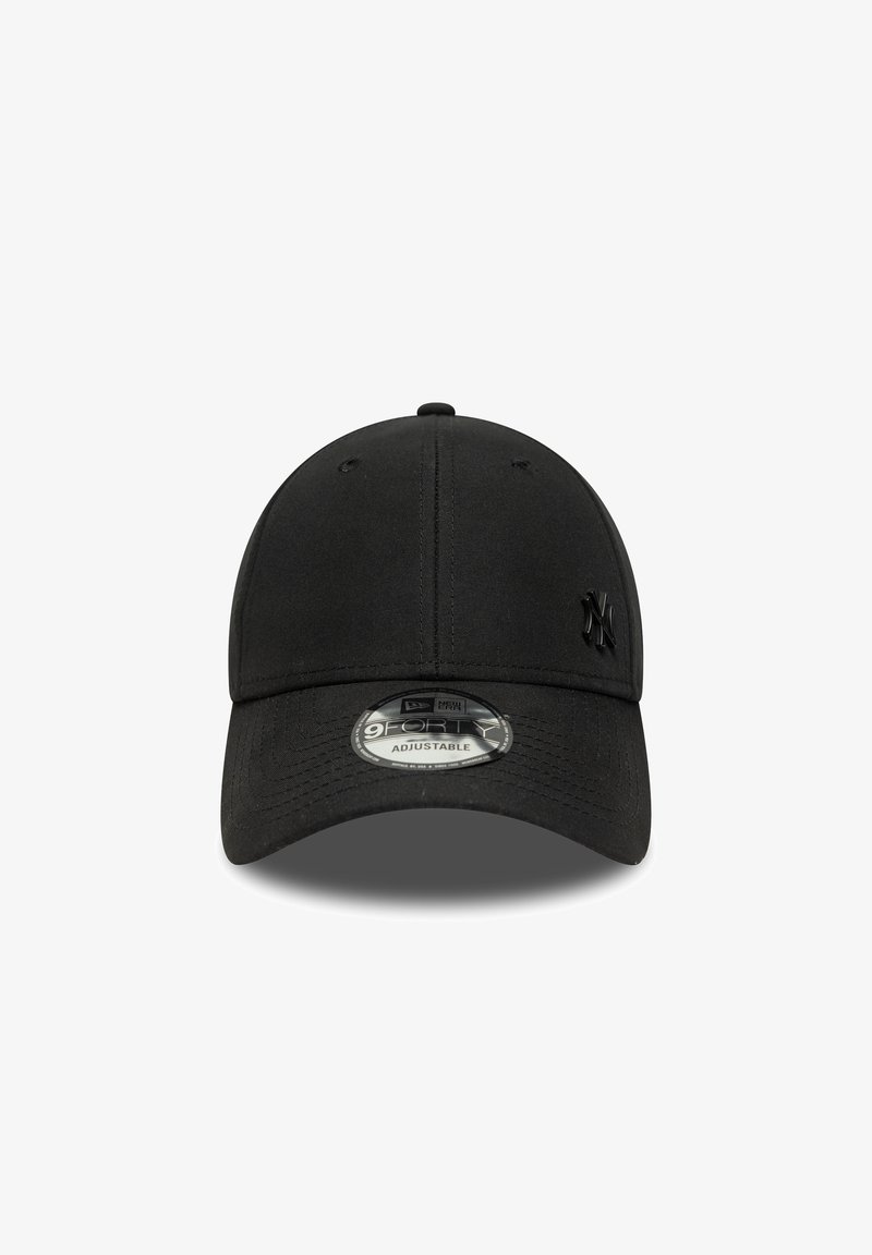 Fekete, állítható baseball sapka szövetből, ívelt füllel, oldalán hímzett logóval és texturált felülettel.