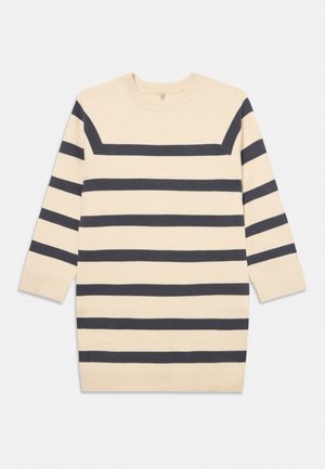 Pull en maille crème à manches longues avec des rayures horizontales bleu marine foncé sur le corps et les bras, avec poignets et ourlet côtelés.