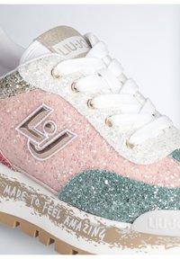 Sneaker scintillante realizzato con una combinazione di materiali rosa, bianco, oro e turchese. Lacci bianchi, logo dorato e suole testurizzate con dettagli testuali.