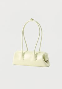 Παστέλ πράσινη ορθογώνια δερμάτινη τσάντα με μακριά διπλά χερούλια και μεταλλικό κούμπωμα σε μονόχρωμο φόντο.