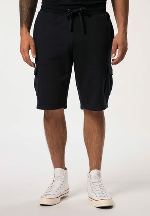 Marine cargo shorts lavet af blødt stof, med sidelommer, en snoretræk i waistbandet og en afslappet pasform, kombineret med hvide sneakers.