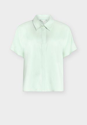 Korte mouw satijnen blouse in lichtmintgroen met spitse kraag en verborgen knopen aan de voorkant, op een effen achtergrond.