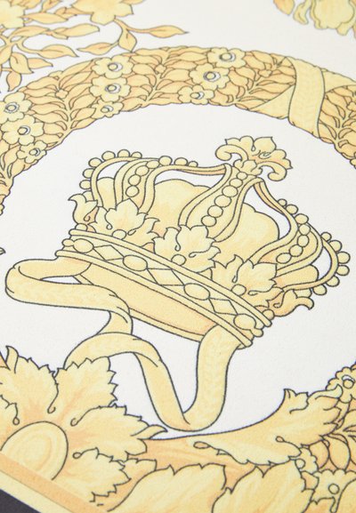 Dekorativní ilustrace zobrazující zlatou korunu s detailními vzory, obklopenou květinovými motivy a stužkovými akcenty na bílém pozadí.