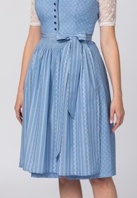 Hellblaues Kleid mit kurzen Spitzensäumen, Knopfleiste und gebundenem Taillengürtel. Verfügt über florale und gestreifte Muster sowie Faltenrockdetails.