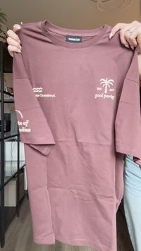 Bordo pamučna majica s kratkim rukavima, okruglim izrezom i bijelim tiskanim natpisom "pool party" uz grafiku palme.
