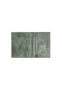 Cartera de cuero verde con una textura suave, que presenta múltiples ranuras para tarjetas y un diseño de costura sencillo, se abre para revelar un interior organizado.