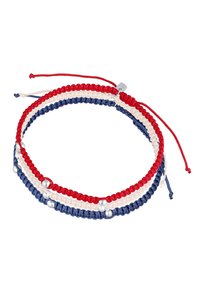 Flerfärgad armband gjort av flätad snöre i röd, vit och blå med metalliska pärlor och justerbar knytning, med en slät textur.