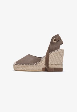 Scarpa espadrilles in suede marrone con suola in corda di juta, cinturino alla caviglia e un'altezza del tacco di circa 6 cm.