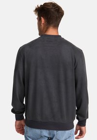 Mænds mørkegrå sweatshirt, blødt stof, rund halsudskæring, ribbede manchetter og kant, afslappet pasform, ingen synlig branding eller udsmykninger.
