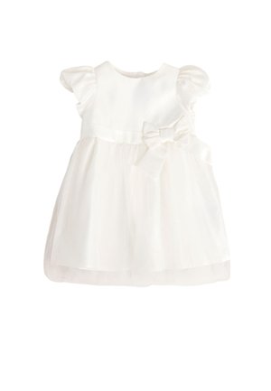 Weißes Babykleid mit Puffärmeln, gerafftem Rock und großer Schleife in der Taille, aus transparenten und Satinstoffen gefertigt.