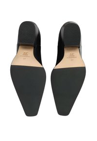 Svarta läderskor med en slät yta, låg blockklack och rund tå. Storlek 37 markerad på innersulan. Gummisula för bra grepp.