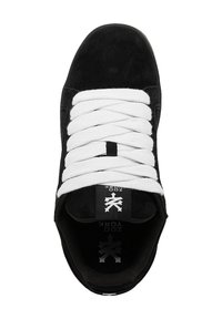 Sorte semskede sneakers med hvite snører, en polstret tunge og logo-detaljer. Har en rund tå og teksturert såle for grep.