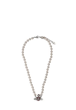 Collana di perle con chiusura a moschettone in argento e ciondolo emblematico in argento raffigurante un elmo da cavaliere e uno scudo.