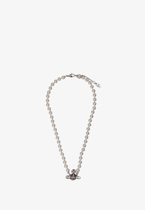 Collana di perle con chiusura a moschettone in argento e ciondolo emblematico in argento raffigurante un elmo da cavaliere e uno scudo.