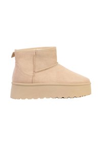 Bottines beige en suède doux, avec un bout arrondi et une semelle plateforme épaisse dotée d'une bande de roulement en caoutchouc texturé.