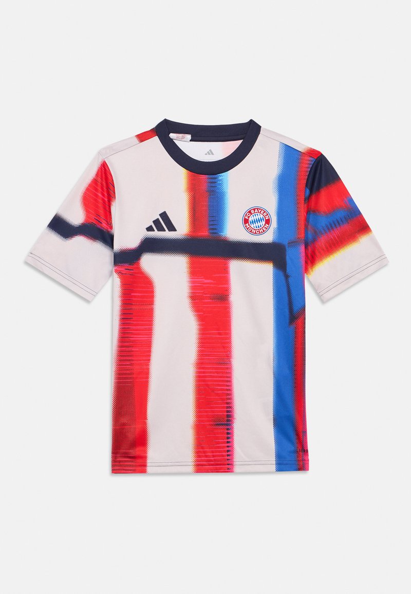 Rød, blå og hvit kortermet trøye med gradientmønstre, laget av lett materiale. Har Adidas-logo og Bayern München-emblem.