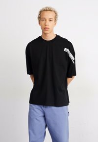Alpha Industries FLOCK LOGO  - Triko s potiskem - black