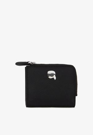 Černá nylonová peněženka s kovovým stříbrným obličejem v kresleném stylu se slunečními brýlemi. Zapínání na zip, minimalistický design, kompaktní tvar.