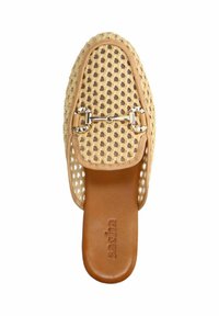 Tan open-toe slides met een geweven mesh bovenkant, voorzien van een decoratieve zilverkleurige gesp. De binnenzool is glad met reliëfbranding.