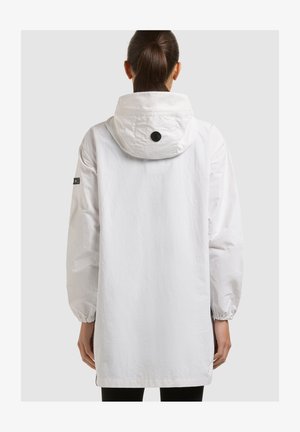 Žena s smeđom kosom u repu, odjevena u dugu bijelu jaknu s kapuljačom i elastičnim manžetnama, prikazana straga na jednobojnoj pozadini.