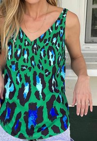 Love & Roses V NECK V BACK REGULAR FIT - Palaidinė - green animal