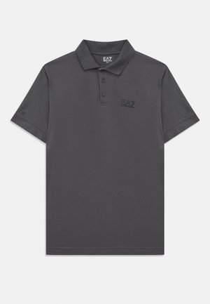 Polo de manga corta gris oscuro con tres botones y un sutil logo de EA7 Emporio Armani en el lado izquierdo del pecho.