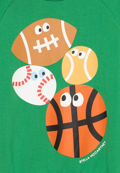 Τέσσερις καρτούν αθλητικές μπάλες με μάτια: ποδοσφαιρική, μπάλες τένις, μπέιζμπολ και μπάσκετ σε πράσινο ύφασμα, με το κείμενο "Stella McCartney".