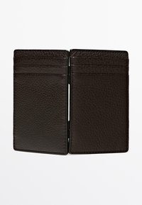 Portafoglio per carte in pelle marrone scuro con finitura testurizzata, sei fessure per carte e design pieghevole verticale con dettagli di cuciture a contrasto.