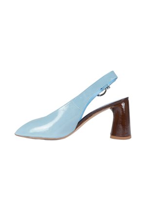 Scarpa slingback in vernice azzurro chiaro con punta a punta e tacco a blocco marrone.