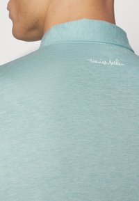 TravisMathew THE ZINNA - Polotričko - heather beryl green