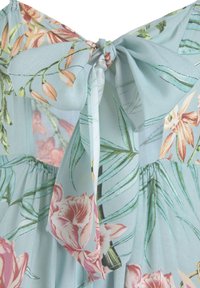 Helles, blaues Blumenkleid mit einer Schleife am Halsausschnitt, verziert mit pinken und orangen Blumen, grünen Blättern und einer weichen, fließenden Stofftextur.