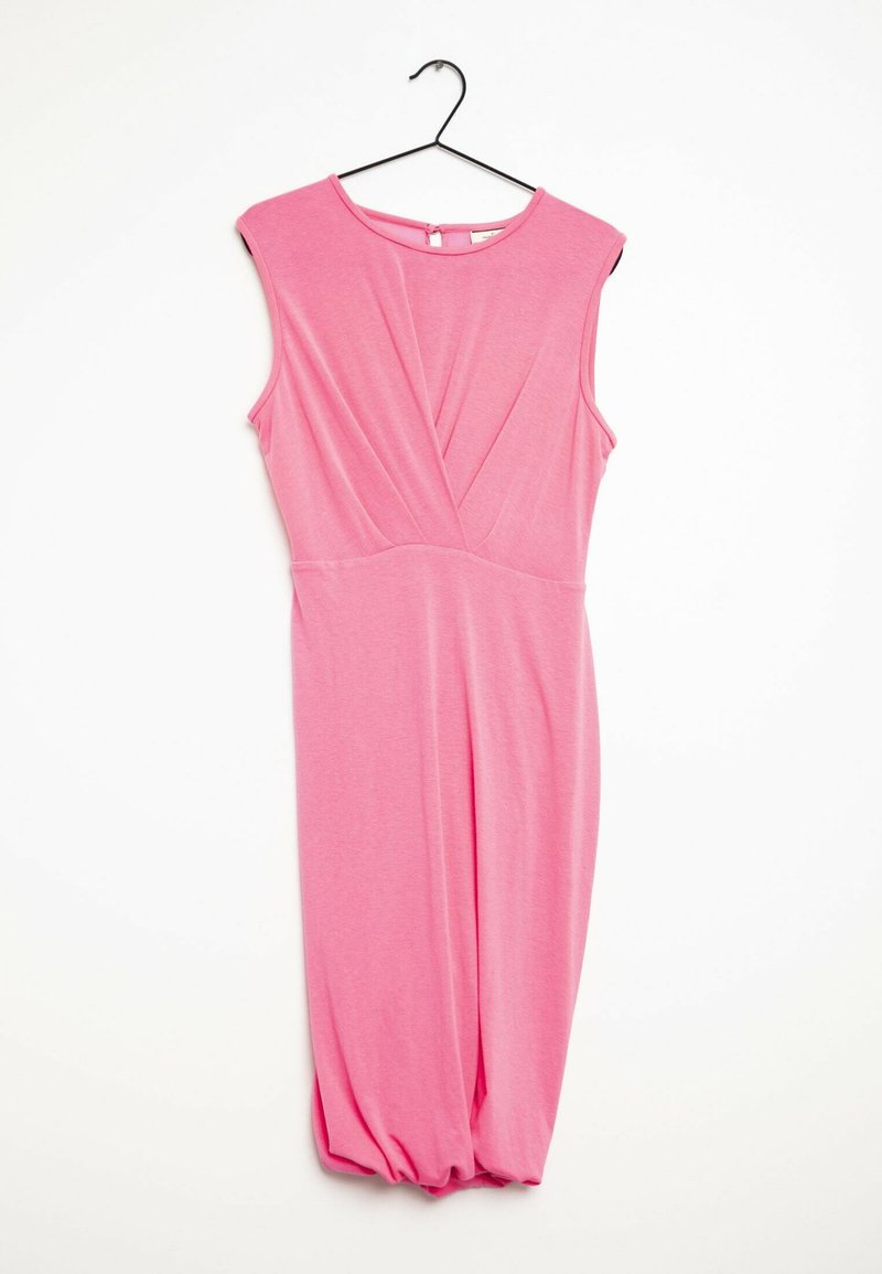 Robe sans manches rose avec un corsage plissé, une taille cintrée et un bas froncé à longueur de cheville, fabriquée en jersey doux.