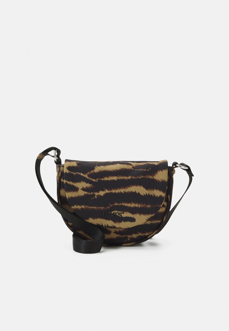 Svart och brun tigerstrimmig axelväska med rund form, tillverkad i tygmaterial, justerbar rem och präglad logotypdetalj.